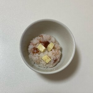 梅干しとベビーチーズのおにぎり